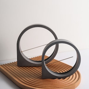 Porta incienso de hormigón Luna / Meditación Yoga Zen Mindfulness / Quemador de incienso de cemento / Decoración moderna minimalista del hogar / Regalo de inauguración de la casa imagen 1