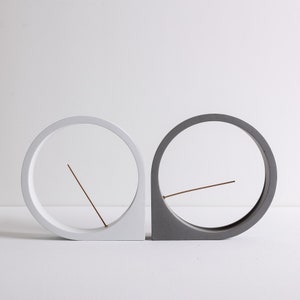 Porta incienso de hormigón Luna / Meditación Yoga Zen Mindfulness / Quemador de incienso de cemento / Decoración moderna minimalista del hogar / Regalo de inauguración de la casa imagen 9