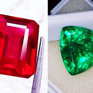 Pode incluir: Uma pedra preciosa vermelha de corte retangular segurada por pinças metálicas ao lado de uma pedra preciosa verde de corte triangular com inclusões internas. Ambas as pedras exibem uma saturação de cor vibrante e cortes geométricos claros.