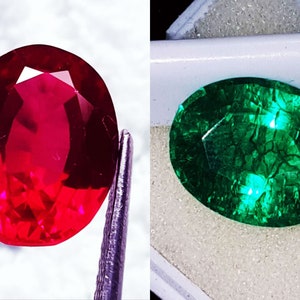 Könnte beinhalten: Zwei oval geschliffene Edelsteine sind nebeneinander abgebildet. Links ein leuchtend roter, durchscheinender Edelstein mit facettierter Oberfläche. Rechts ein tiefgrüner, durchscheinender Edelstein mit einem komplexen Netzwerk aus dunklen Einschlüssen.