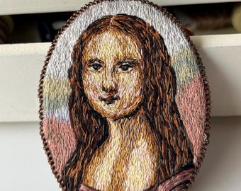 The Mona Lisa embroidery brooch. Leonardo da Vinci painting. La Gioconda portrait. Art brooch. Textile art jewelry. Art lovers. Mother's Day