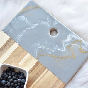 Tabla de cortar de mármol gris, tabla de charcutería / resina epoxi mármol gris / bandeja para servir de madera de acacia, tabla de quesos / cocina, decoración del hogar / regalo
