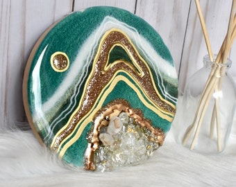 Mini Geode Art | 6” Round, Emerald Green | Quartz crystals, resin Geode art | wall art, home decor, luxury art | gift idea