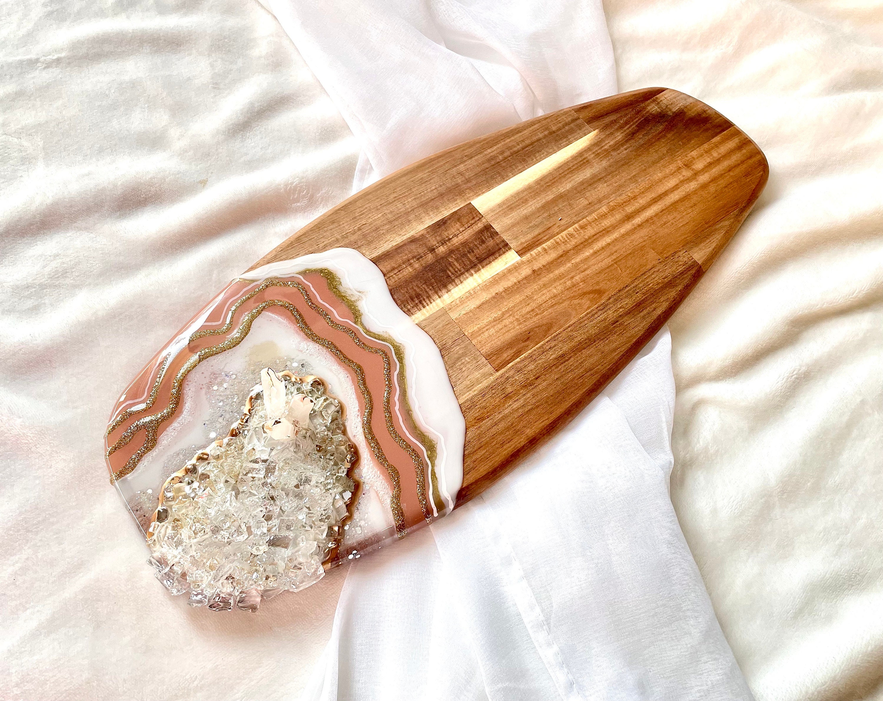 Geode Charcuterieplank, Snijplank | Acaciahout | 20,5"x8,5" | Serveerschaal | Geode, kwartskristal, luxe kunst | Kerstcadeau