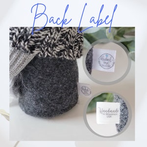 Pu&ograve; includere: Gnomo in feltro grigio con un cappello di maglia nero e bianco. Il gnomo ha un'etichetta bianca che dice "Handmade in Wisconsin USA" e un'etichetta bianca pi&ugrave; piccola che dice "Bluebird Court Creations".