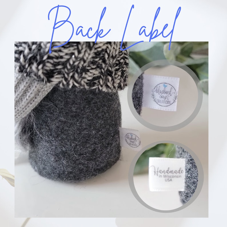 Pu&ograve; includere: Gnomo in feltro grigio con un cappello di maglia nero e bianco. Il gnomo ha un'etichetta bianca che dice "Handmade in Wisconsin USA" e un'etichetta bianca pi&ugrave; piccola che dice "Bluebird Court Creations".