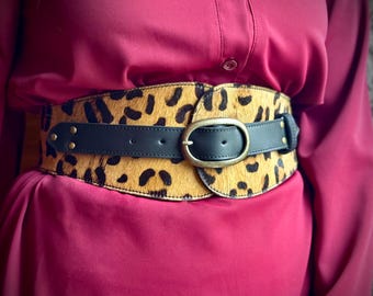 Cinto de cintura em couro com estampa de leopardo e pelo: Cinto largo com fivela de latão antigo.