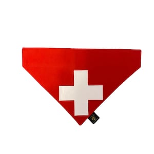 Op de afbeelding: Rode bandana met een wit Zwitsers kruis in het midden.