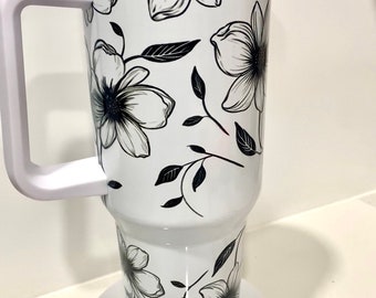 Schwarz-weißer 40-Unzen-Becher. Blumenbecher. 40-Unzen-Becher mit Henkel und Strohhalm. Muttertagsgeschenk. Junggesellenabschied.