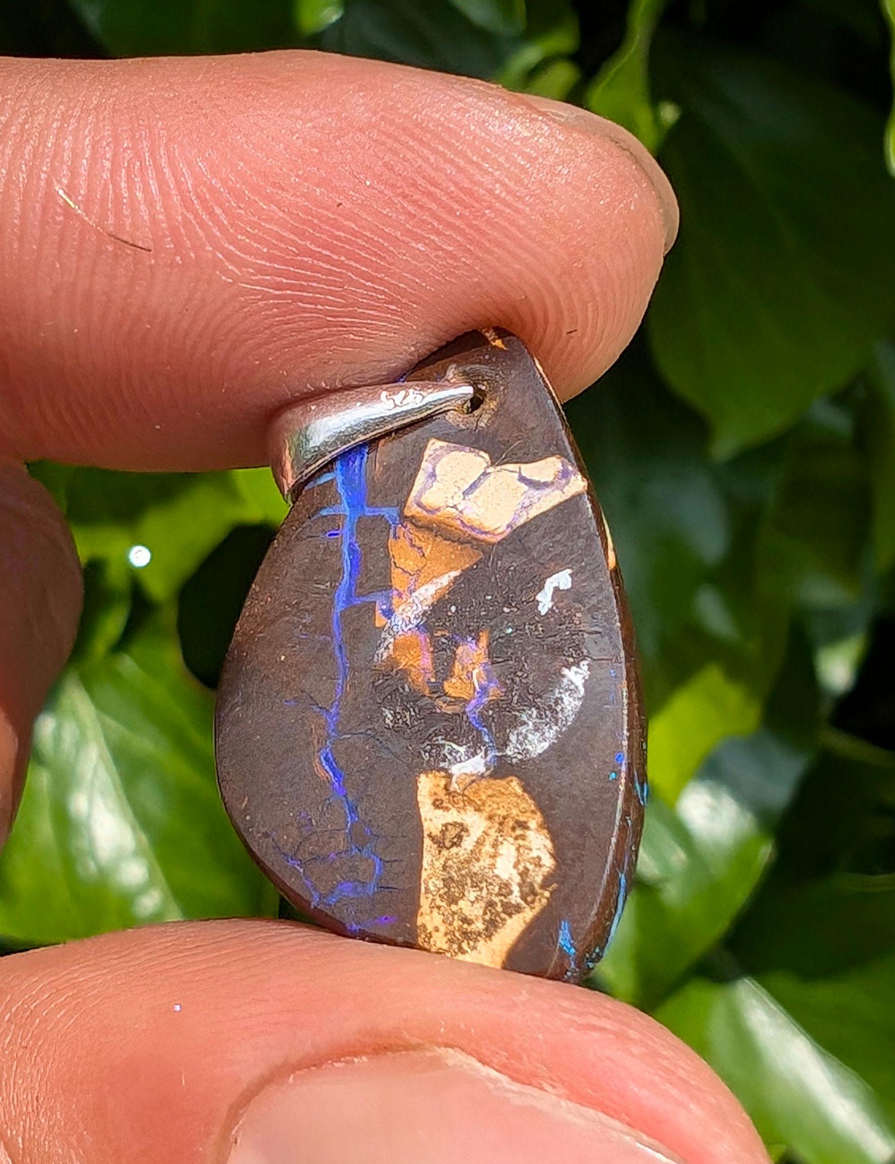 ボルダーオパール 魚 彫刻 ピンブローチ Boulder Koroit Opal ボルダーオパール 魚 彫刻 ピンブローチ Boulder Koroit Opal
