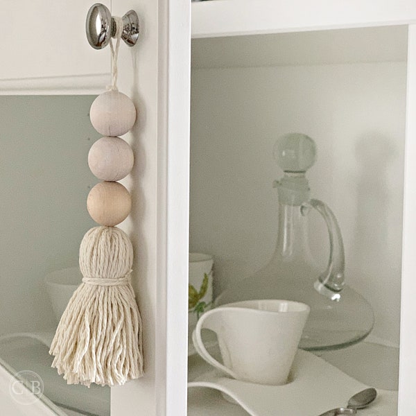 Gland de porte à 4 tiroirs avec perles en bois, décor boho de commode, guirlandes en bois écologiques, glands de bouton de porte, cintre de porte en bois Cottage