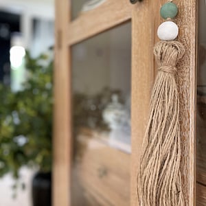 Salviagröna träpärltofsar: Dörrknoppshängare med apa-knut (set om 3)