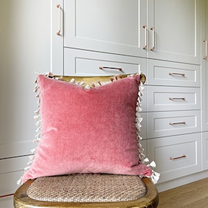 Federa per cuscino in velluto corallo con piccole nappe, federa per cuscino in velluto rosa-arancio per interni eclettici, federa per cuscino boho color pesca antico