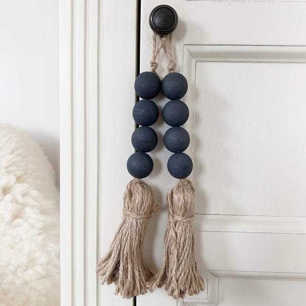 4 Ornement de pompon de bouton de porte Hygge, guirlande de perles en bois noir avec pompon en jute, accroche-porte de ferme, guirlande de porte, pompon de porte, poignée de tiroir