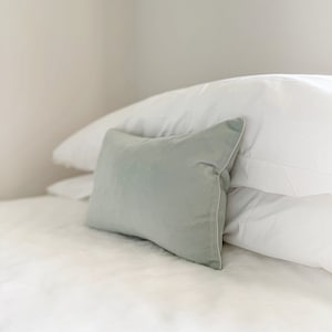 Fodera per cuscino lombare in velluto verde salvia pallido, fodera per cuscino lombare verde grigio chiaro con bordino, fodera per cuscino color crema lime morbido e sereno