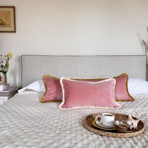 Copricuscino lombare in velluto rosa cipria di ispirazione vintage con frange color crema, federa per cuscino in velluto rosa caldo tenue con frange, cuscino in velluto di cotone