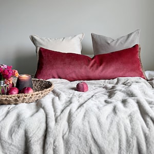 Copricuscino lombare in velluto rosa corallo scuro, copricuscino oversize Cayenne con frange, copricuscino lungo color pesca ruggine per letto