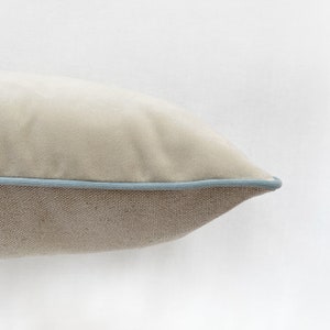 Copricuscino lombare in velluto color crema, Copricuscino in velluto color avorio con profili color celeste, Cuscino decorativo bianco sporco, Cuscino decorativo neutro per letto