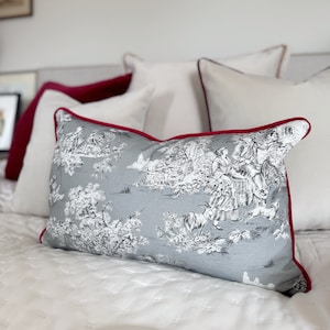 Funda de almohada gris Toile de Jouy: ribete de terciopelo rojo, algodón italiano.