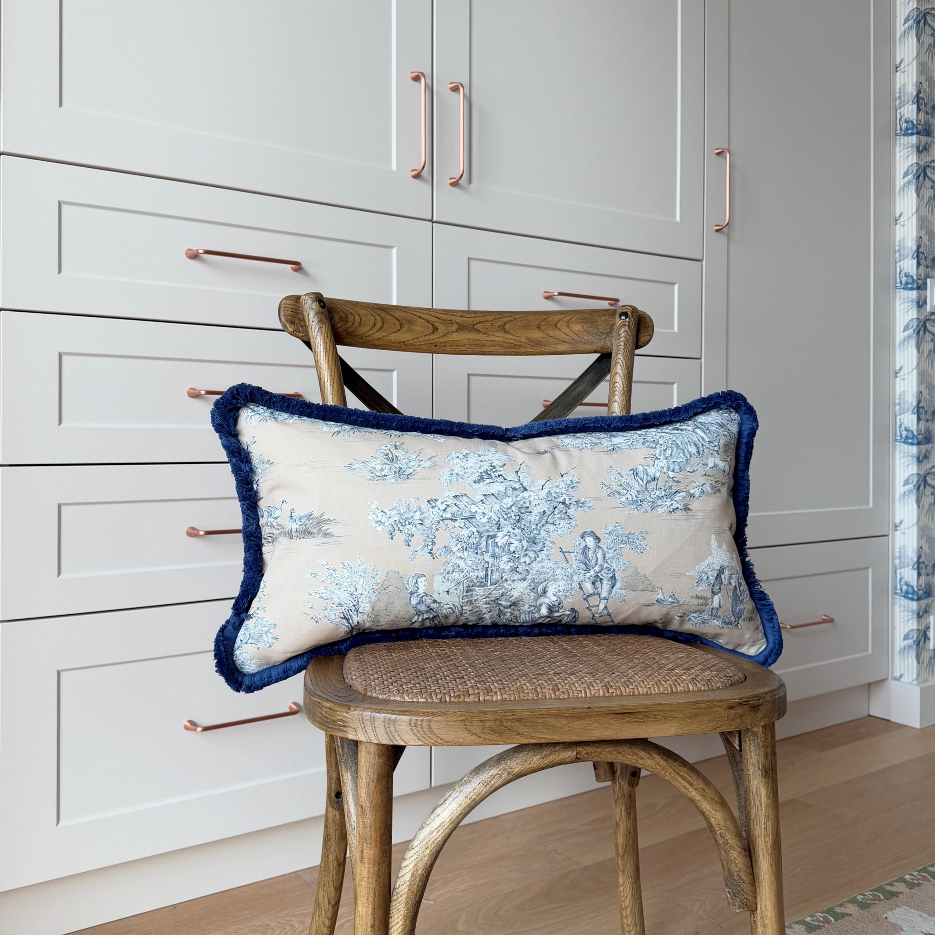 Toile de Jouy-kussenhoes met franje, lichtbruine en blauwe toile kussensloop, taupe en marineblauwe Franse cottage kussensloop, sierkussen met franjes