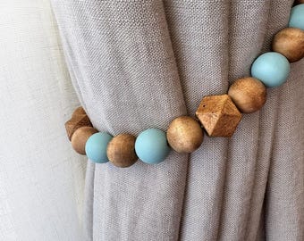 Vorhang Raffhalter: dunkle Holzperlengirlande mit aquablauen Küstenperlen; Umweltfreundliches Geschenk