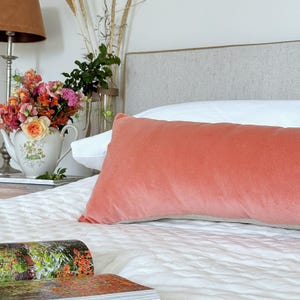 Copricuscino lombare extra lungo, Cuscino lombare color terracotta chiaro con frange, Cuscino lombare oversize color corallo per letto, Federa per cuscino lombare in velluto