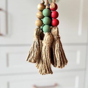 Traditionelle Holz Perle Türknauf Quasten, klassisches Erbdekor, rote, dunkelblaue und grüne Perlen