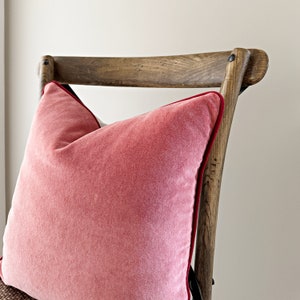 Federa per cuscino in velluto rosa corallo fatta a mano con bordino rosso scuro; Federa per cuscino in velluto rosa arancione tenue per un elegante rifugio costiero
