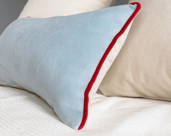 Housse de coussin lombaire en velours bleu ciel, oreiller en velours bleu bébé avec passepoil en velours rouge, cadeau oreiller bleu clair, housse de coussin lombaire