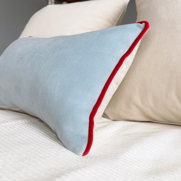 Housse de coussin lombaire en velours bleu ciel, oreiller en velours bleu bébé avec passepoil en velours rouge, cadeau oreiller bleu clair, housse de coussin lombaire