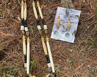 Ensemble de boucles d'oreilles et collier en os de bouleau : fabrication anishinaabe