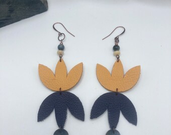 Boucles d’oreilles pétales en cuir avec coquille : fabrication amérindienne