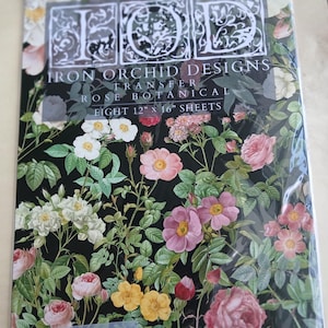 Puede incluir: Un paquete de hojas de transferencia Rose Botanical de Iron Orchid Designs. Las hojas presentan un fondo negro con un diseño floral de rosas rosas, blancas y amarillas, con hojas verdes. Cada hoja mide 30,5 x 40,6 cm.