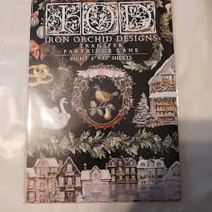 Può includere: Un pacchetto di fogli di trasferimento Iron Orchid Designs. Lo sfondo nero presenta un tema natalizio con case, un cigno e un uccello in una ghirlanda. La confezione contiene otto fogli da 20 cm x 30 cm.