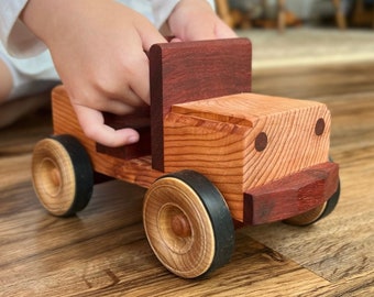 Handgefertigtes Spielzeug Jeep aus Zedernholz mit Bio-Bienenwachslackierung