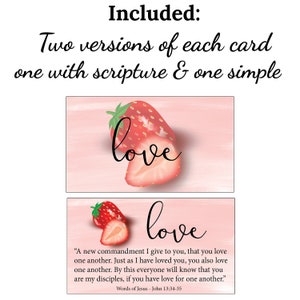 K&ouml;nnte beinhalten: Zwei druckbare Karten mit rosa Hintergrund und einer Erdbeerillustration. Eine Karte sagt "love" und die andere Karte sagt "love" und enth&auml;lt einen Bibelvers aus Johannes 13,34-35 &uuml;ber die Liebe zueinander.