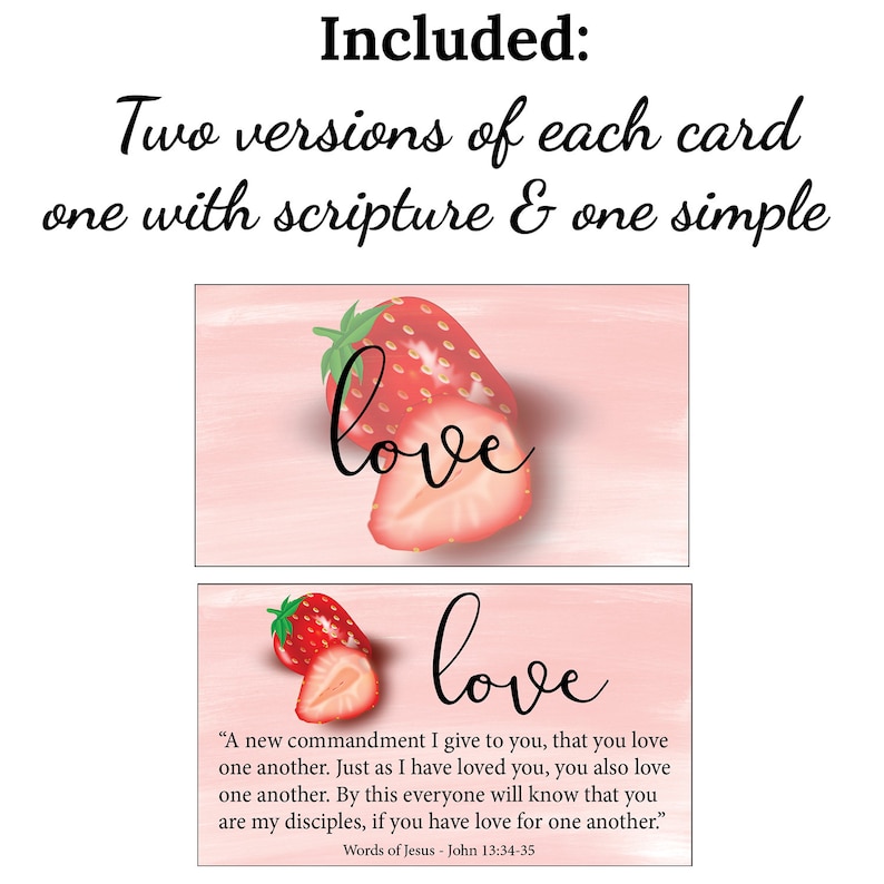 K&ouml;nnte beinhalten: Zwei druckbare Karten mit rosa Hintergrund und einer Erdbeerillustration. Eine Karte sagt "love" und die andere Karte sagt "love" und enth&auml;lt einen Bibelvers aus Johannes 13,34-35 &uuml;ber die Liebe zueinander.