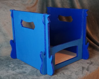 Puede incluir: Un soporte de guitarra de madera azul con un diseño de corte. El soporte está hecho de madera contrachapada y tiene una base de madera clara.