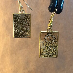 Oorbellen Mismatched Tarotkaart 'The Sun' en 'The Moon' La Luna Goudkleurige metalen haakoorbellen