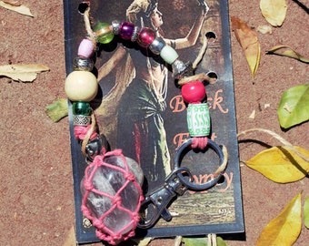 Cintre pour sac ou clés couleurs roses avec améthyste rock en filet rose