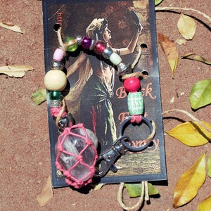 Percha para bolso o llaves colores rosa con roca de amatista en malla rosa