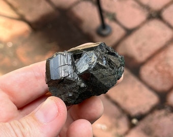Brown-black dravite tourmaline from Connecticut