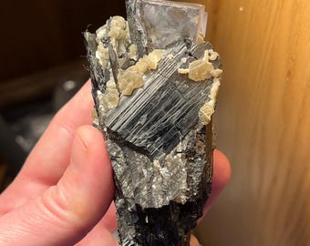 Glassy blue fluorite intergrown with ferberite and muscovite from Yaogangxian, China!