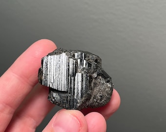 Big brown-black dravite tourmaline from Connecticut