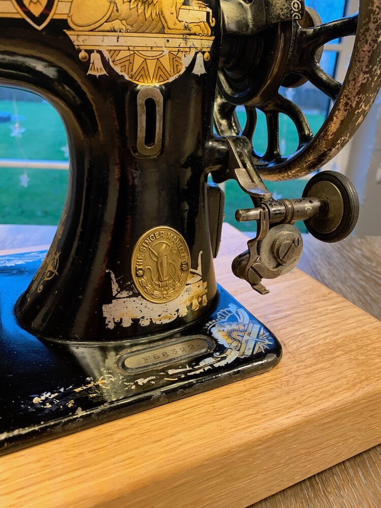 Lámpara de vidrieras hecha de una vieja máquina de coser Singer -   México