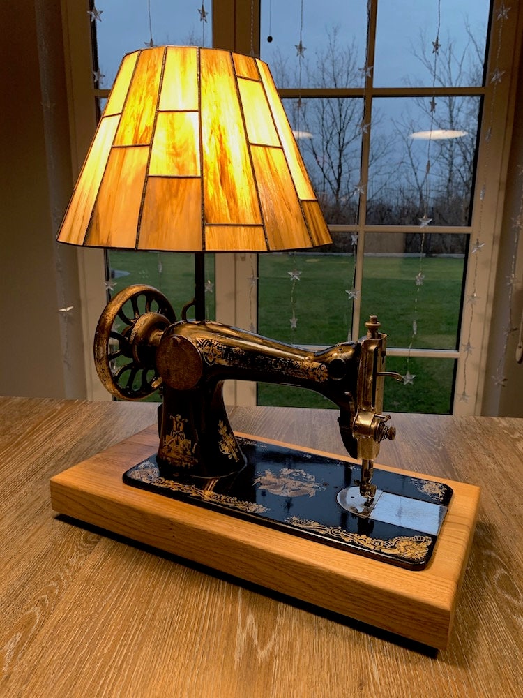 Lámpara de vidrieras hecha de una vieja máquina de coser Singer -   México