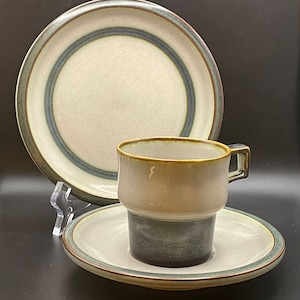 以下が含まれることがあります： 白の中心に茶色と青のセラミック食器のセット。セットには、大きなプレート、小さなプレート、カップが含まれています。