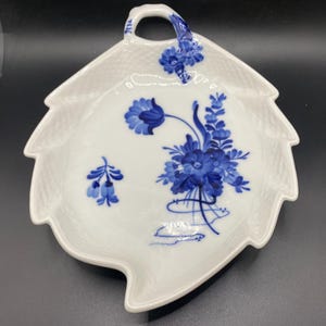 Royal Copenhagen Blue flower/Blå blomst  serving plate leaf form, nr 1599