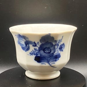 Royal Copenhagen, small vase, blue flower, blå blomst no 8501, made in Denmark, Hand painted
