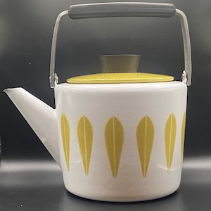 Lotus kettle / teapot - by Cathrineholm of Norway - Vintage enamel - retro green and white. MCM /Mid century modern kitchenware